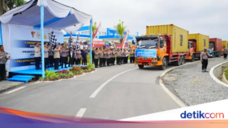Kapolri Lepas 22 Kontainer Bantuan untuk Korban Bencana di Aceh dan Sumatera