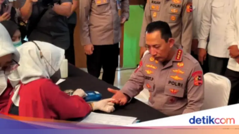 Kapolri Listyo Sigit Donor Darah Bersama Buruh di HUT KSPSI Tangerang