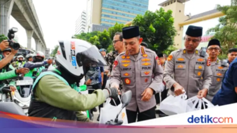 Kapolri Listyo Sigit Prabowo Bagikan Takjil kepada Pengendara di Depan Mabes Polri