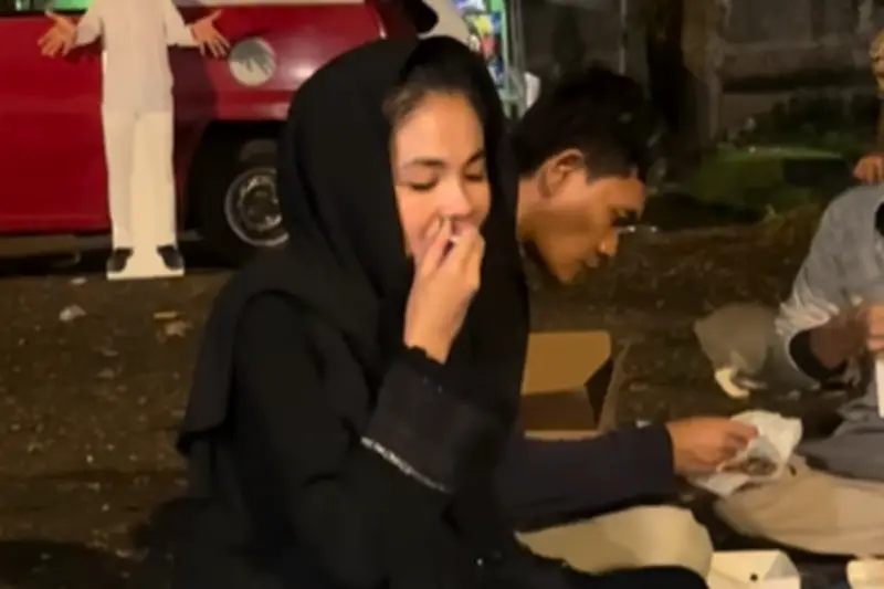 Karina Ranau Sahur di Makam Epy Kusnandar, Bawa Anak dan Karyawan