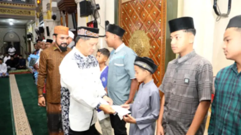 Kasatgas Tito Awali Kunjungan di Aceh Timur dengan Salat Subuh dan Serahkan Bantuan