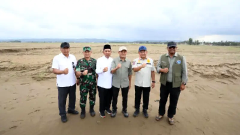 Kasatgas Tito Tinjau Sawah Tertimbun Lumpur di Pidie Jaya, Minta Dukungan Kementan