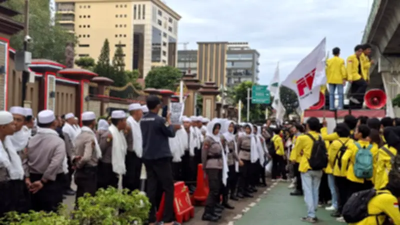 Kawal Demo di Bulan Ramadan, Polisi Kompak Pakai Peci dan Sorban