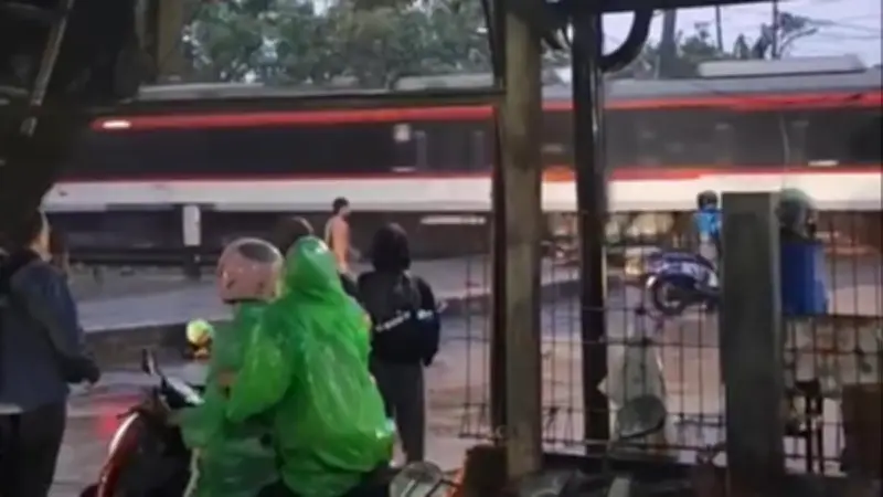 Kecelakaan Kereta Bandara Tertemper Truk di Poris, Penumpang Dievakuasi Aman