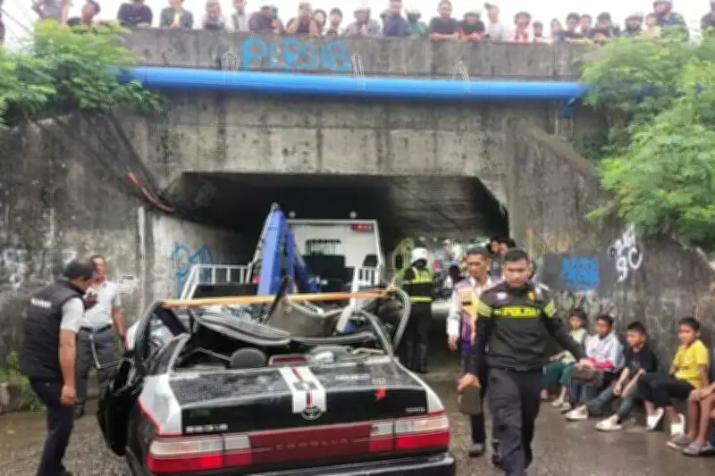 Kecelakaan Maut di Karawang, Truk Kontainer Terguling Timpa Mobil Keluarga