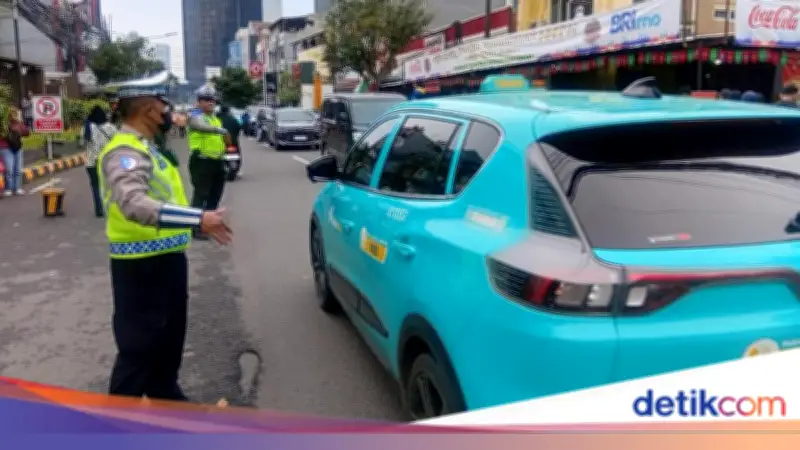 Kemacetan Parah Landa Benhil hingga Gatsu Jelang Buka Puasa di Jakarta