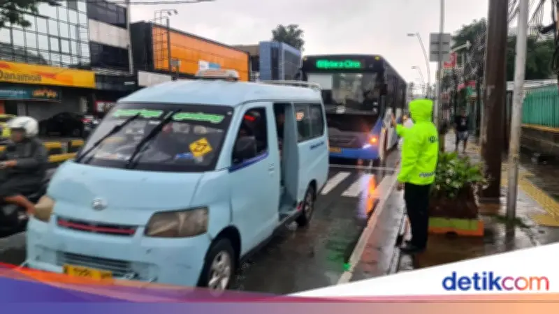 Kepadatan Lalu Lintas di Jatinegara Pagi Ini Akibat Volume Kendaraan Tinggi