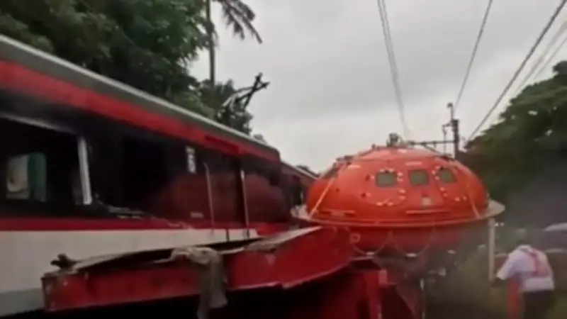 Kereta Bandara Tertemper Truk Trailer di Poris Tangerang, Perjalanan KRL Terganggu