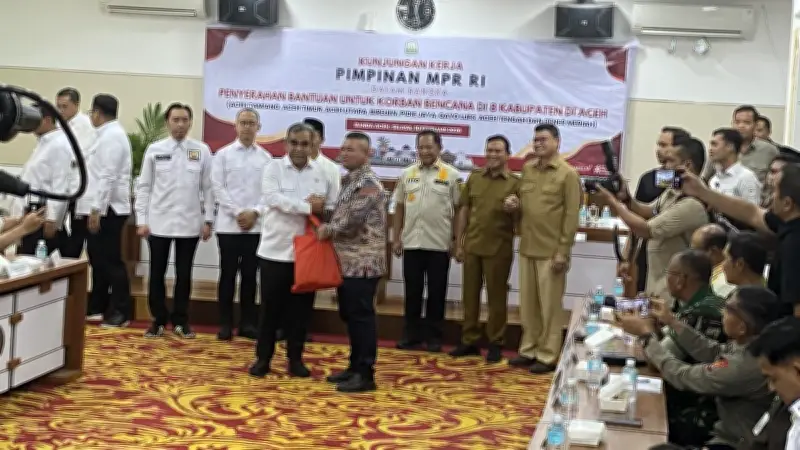 Ketua MPR dan Pimpinan Lainnya Berikan Bantuan Sembako dan Ibadah untuk Korban Bencana Aceh