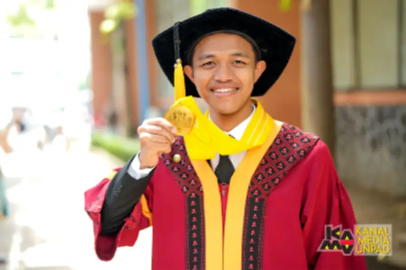 Kisah Aditya Nanda, Wisudawan Bisnis Digital Unpad yang Karya Ilmiahnya Tembus Jurnal