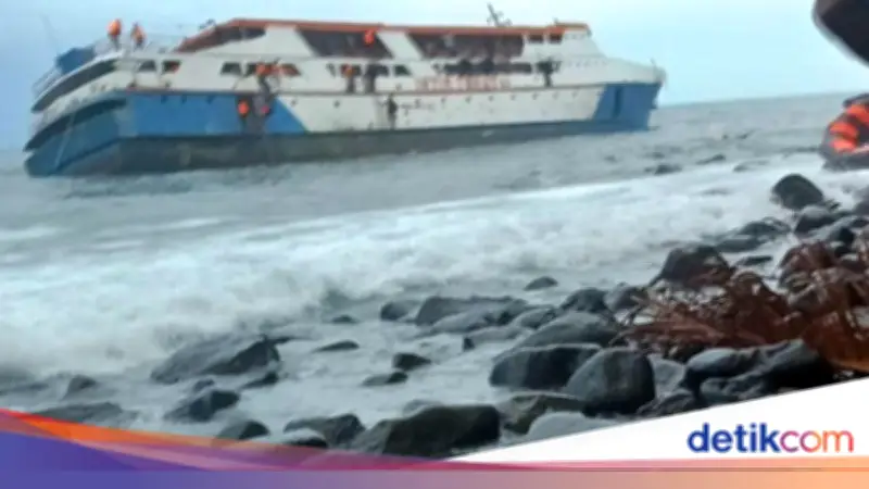 KM Intim Teratai Karam di Perairan Pulau Makian, Tim SAR Lakukan Evakuasi