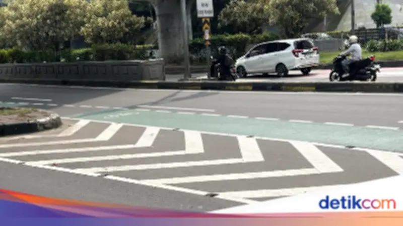 Kondisi Jalan Cawang Pasca Pembongkaran 'Mata Kucing' oleh Sosok Bertopeng