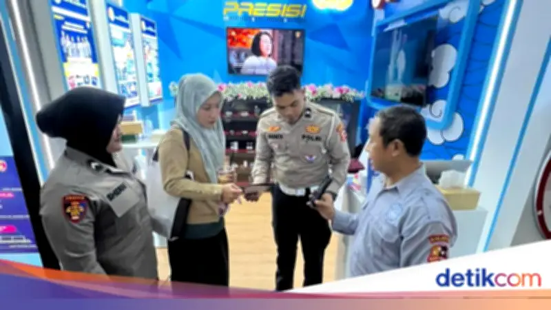 Korlantas Polri Pamerkan ETLE Mobile Handheld di Pameran Kampung Hukum 2026