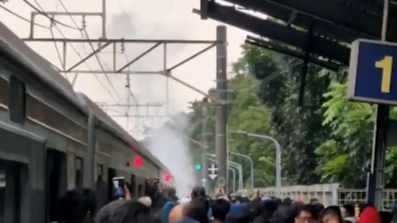 KRL Jakarta-Bogor Keluarkan Asap di Stasiun, Penumpang Dievakuasi Secara Darurat