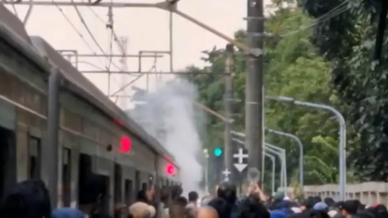 KRL Keluarkan Asap di Stasiun Universitas Pancasila, Penumpang Dievakuasi