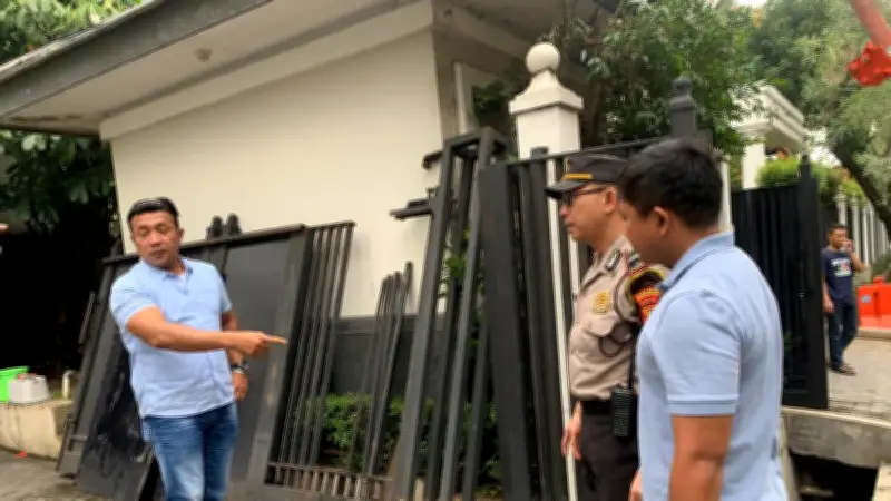 Kronologi Lengkap Mobil Tabrak Rumah Jusuf Kalla di Jaksel, Pagar Roboh