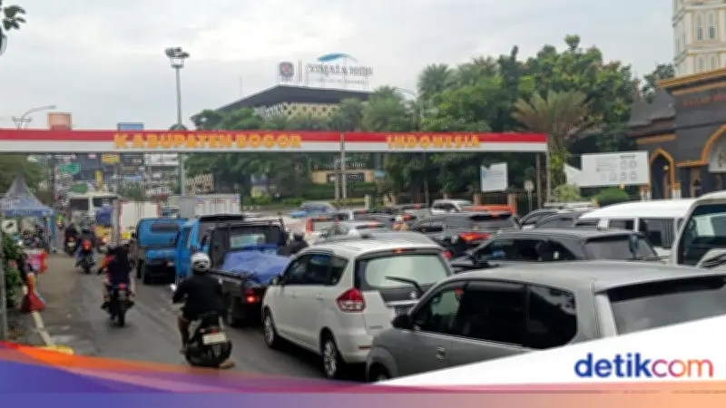 Lalu Lintas Puncak Bogor Padat Imlek, Kendaraan Mengantre di Simpang Gadog