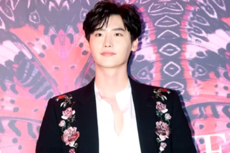 Lee Jong Suk Konfirmasi Bintangi Drama Adaptasi Webtoon 'Iseop's Romance'