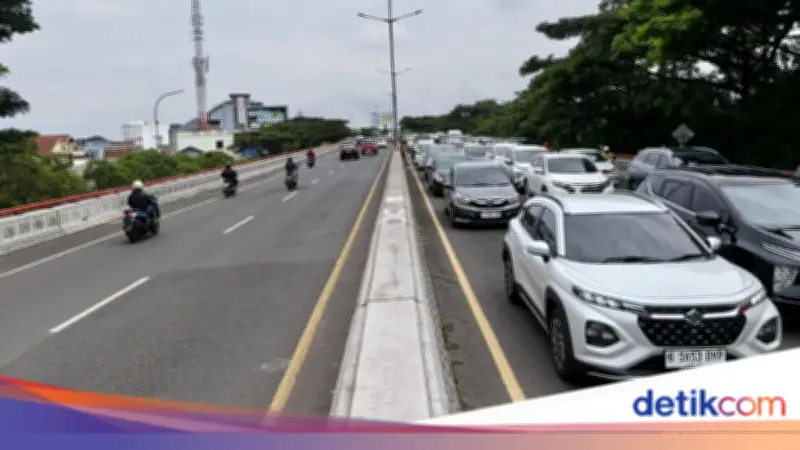 Long Weekend Imlek, Kemacetan Panjang Mengular di Gerbang Tol Pasteur Bandung