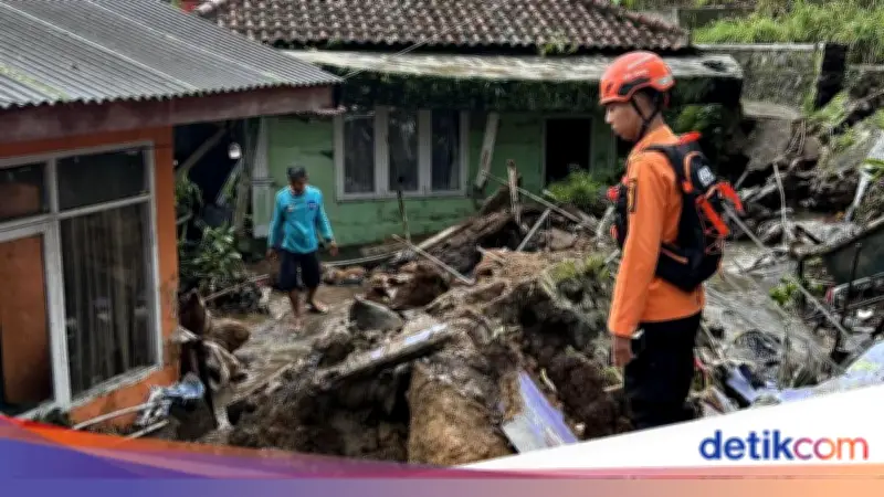Longsor di Puncak Bogor Timpa 3 Rumah, 12 Keluarga Mengungsi Akibat Hujan Deras