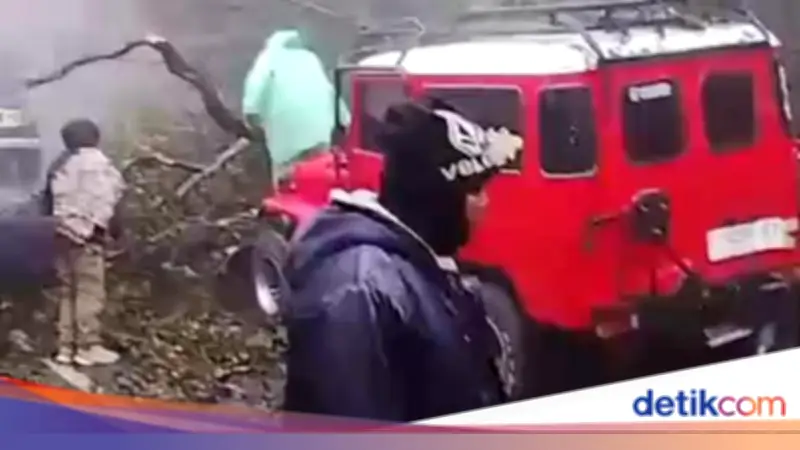 Longsor Landa Dua Bukit di Bromo, 7 Motor Tertimbun dan Akses Wisata Tertutup