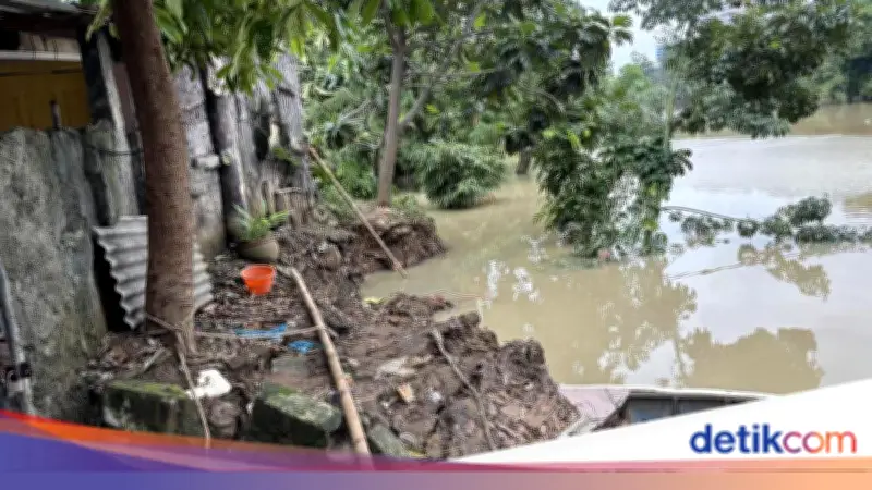 Longsor Rusak Wisata Hutan Bambu Bekasi, Jalan Terputus dan Fasilitas Hanyut
