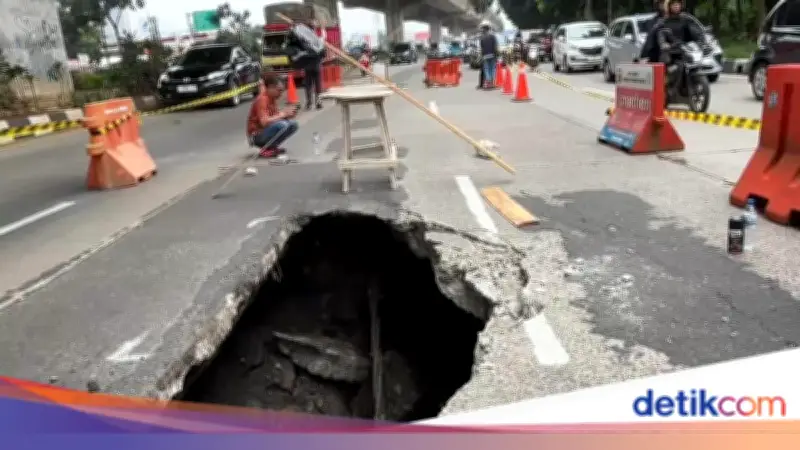 Lubang Besar Menganga di Jalan Sholeh Iskandar Bogor Picu Kemacetan
