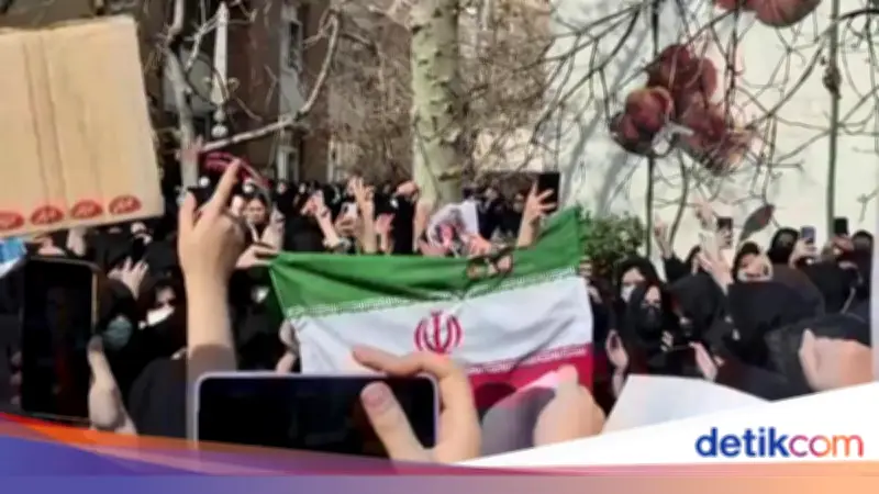 Mahasiswa Iran Kembali ke Kampus, Terus Serukan Perlawanan Terhadap Rezim Khamenei