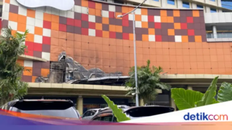 Mal Cibubur Usai Kebakaran: Reklame Terbakar, Operasional Tetap Normal