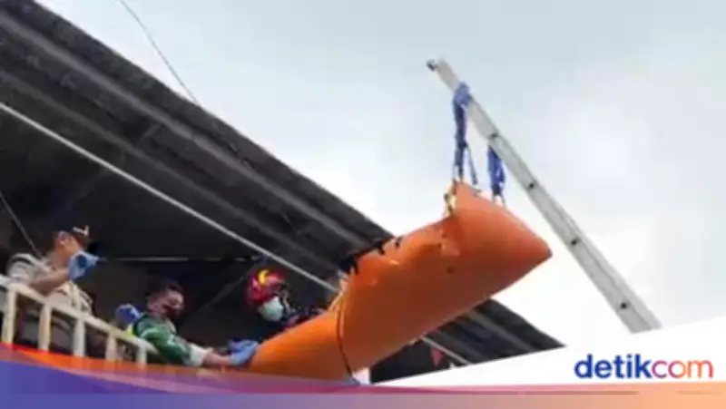 Mayat Pria Ditemukan Membengkak di Kontrakan Bogor, Evakuasi Dramatis dari Lantai Dua