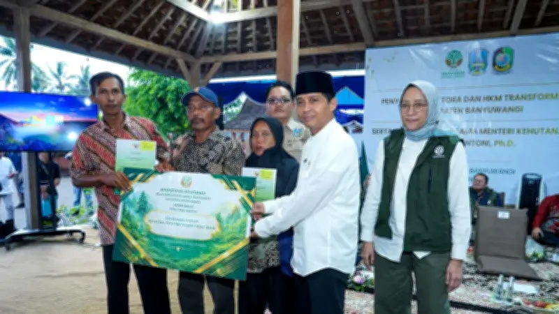 Menhut Tepati Janji, Serahkan SK TORA dan HKm 160.735 Hektar di Banyuwangi