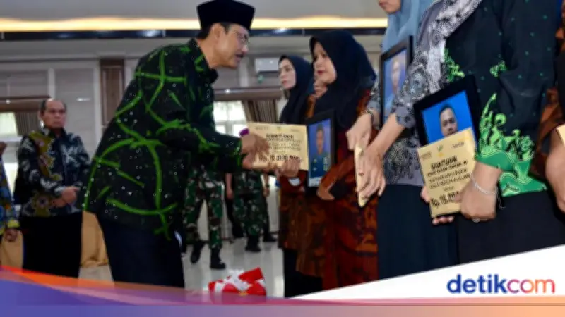 Mensos Gus Ipul Serahkan Santunan Rp 345 Juta untuk 23 Prajurit Marinir Korban Longsor Cisarua