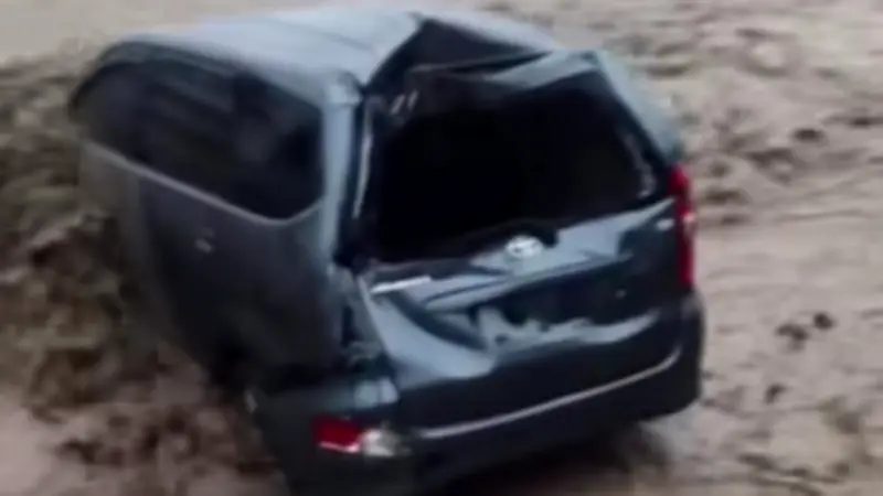 Mobil Avanza Ringsek Terseret Banjir di Bogor, Sungai Cileungsi Siaga 1