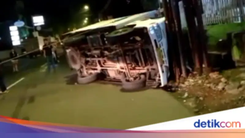 Mobil Boks Terguling dan Tabrak Tiang Listrik di Bogor, 2 Orang Luka-luka