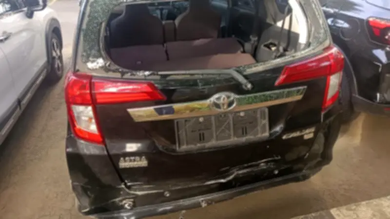 Mobil Calya Hitam Ugal-ugalan Tabrak Pengendara di Gunung Sahari, Jakpus