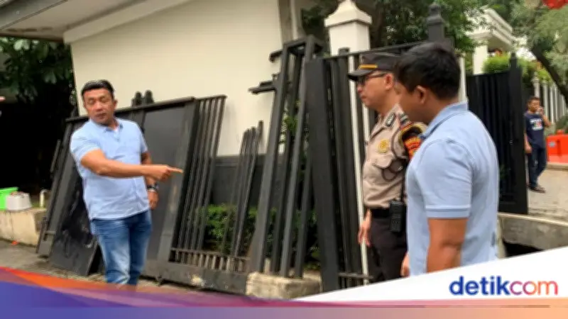 Mobil Tabrak Pagar Rumah Jusuf Kalla di Jakarta Selatan, Pengemudi Diduga Mengantuk