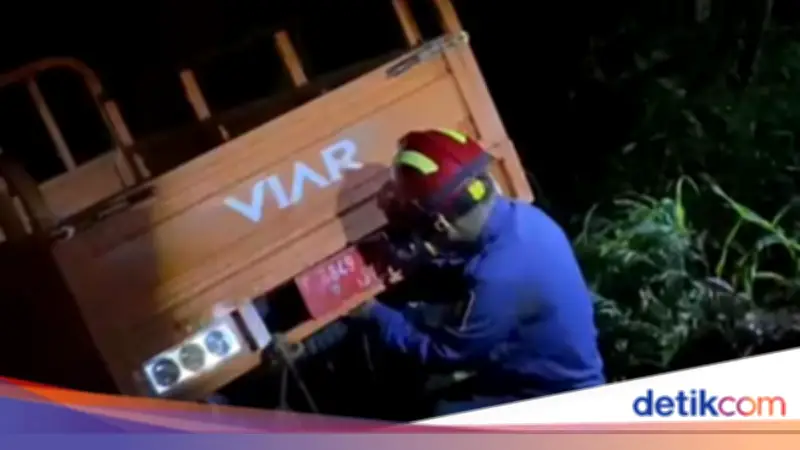 Motor Roda Tiga Tercebur Empang di Bogor, Damkar Lakukan Evakuasi Selama Satu Jam