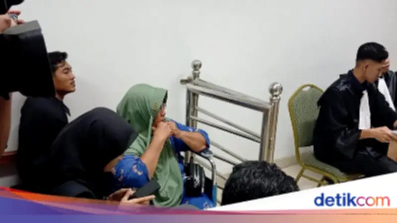 Nenek ABK Terdakwa Sabu 2 Ton Minta Prabowo Bebaskan Cucunya di PN Batam