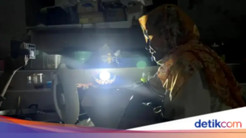 Nur Lamek, Warga Terdampak Banjir Aceh Tamiang yang Berjualan Sahur di Pengungsian