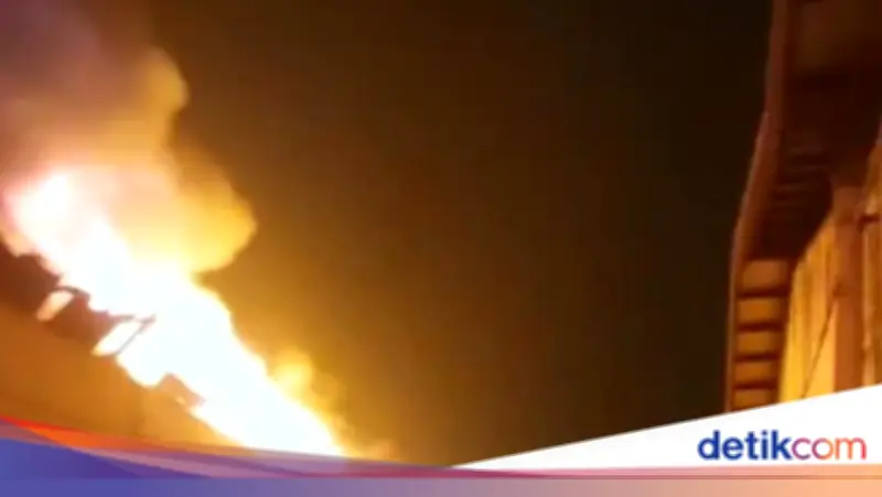 Pabrik Cat di Cikupa Tangerang Ludes Terbakar, Asap Hitam Membubung Tinggi