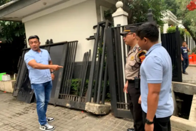 Pagar Rumah Jusuf Kalla Roboh Ditabrak Mobil Jeep di Kebayoran Baru