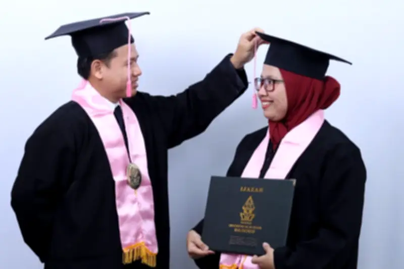 Pasangan Dosen Raih Gelar Doktor Bersamaan di UIN Walisongo Semarang