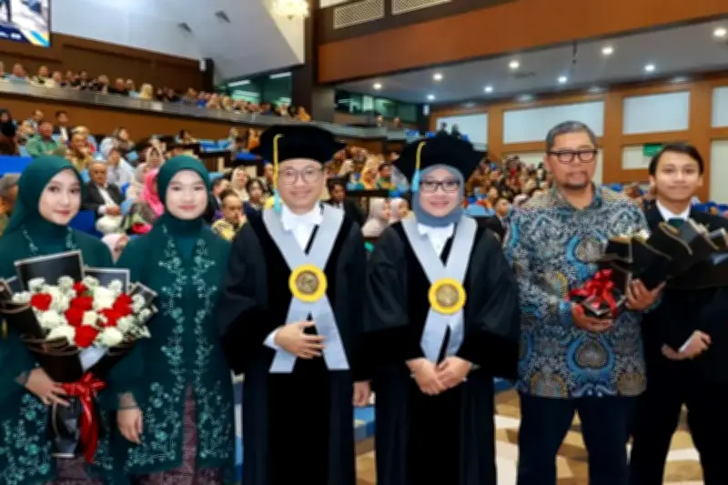 Pasangan Suami Istri Dikukuhkan Bersamaan Sebagai Guru Besar Unair