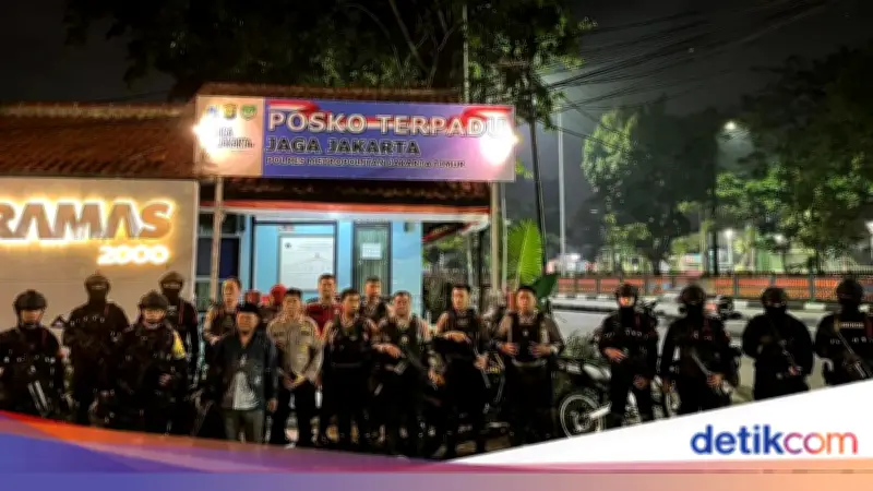 Patroli Gabungan Brimob-Polres Amankan 4 Pemuda Bersenjata Tajam di Pulo Gadung