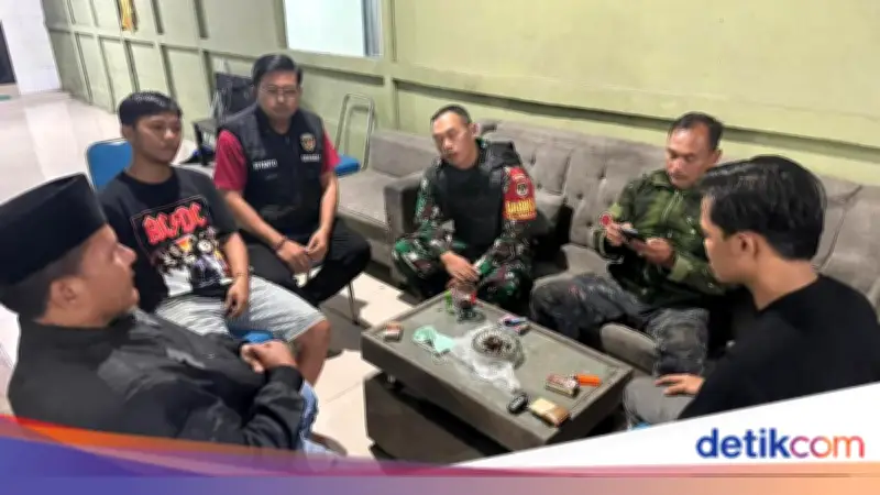 Pedagang Sayur Demo di Rumah Camat Ciputat Usai Tempat Jualan Ditertibkan