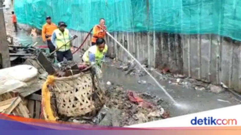 Pemkot Bogor Bersama TNI-Polri Lakukan Penertiban dan Pembersihan Lapak PKL di Surya Kencana