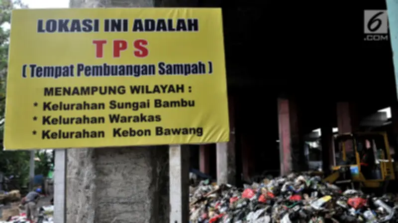 Pemkot Jakut Bersihkan Sampah di Kolong Tol Wiyoto Wiyono, Batasi Akses Cegah Penumpukan