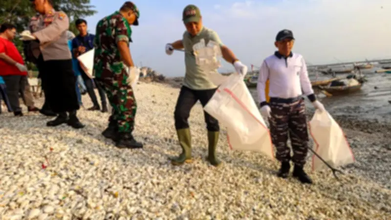 Pemkot Surabaya Gelar Aksi Bersih Pantai Kenjeran, Imbau Warga Buang Sampah Besar ke TPS