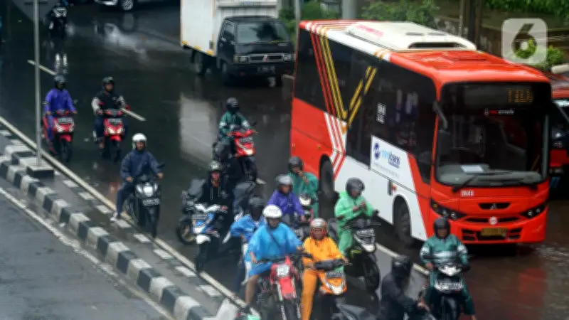 Pemotor Mengantuk Tabrak Bus TransJakarta, Motor Terseret Masuk Kolong