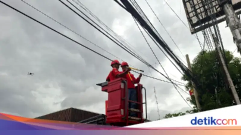 Pemprov Banten Tertibkan Kabel Optik Ilegal di Jalan Protokol Kota Serang